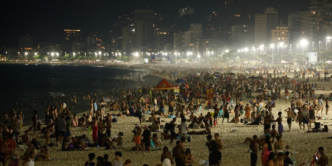 banho-noturno-na-orla-do-rio-atrai-cariocas-e-turistas-no-calorao