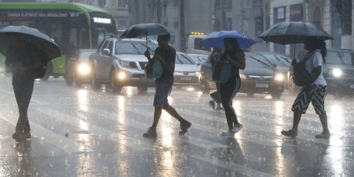 com-novo-temporal,-capital-paulista-tem-alagamentos-e-falta-de-luz