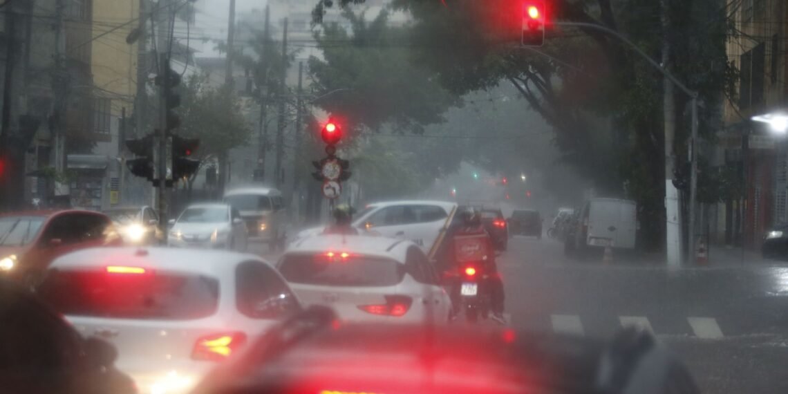 defesa-civil-alerta-para-chuva-severa-no-centro-e-na-zona-leste-de-sp