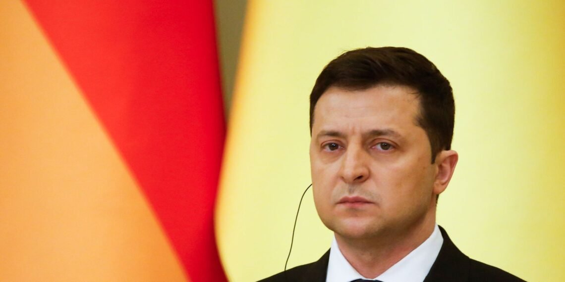 “devemos-alcancar-a-paz-pela-forca”,-diz-zelenskyy-no-3o-ano-em-guerra