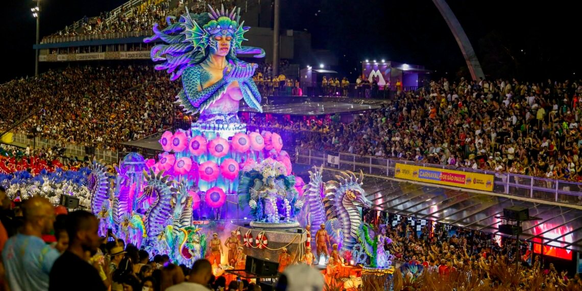 sete-escolas-de-samba-abrem-os-desfiles-no-sambodromo-do-anhembi