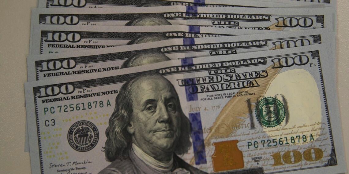 dolar-sobe-para-r$-5,46-com-iof-e-realizacao-de-lucros