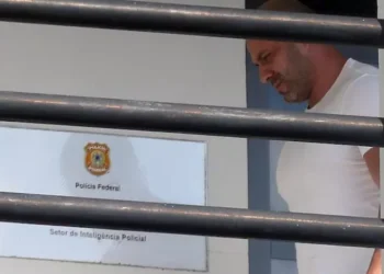 Condenado a 8 anos de cadeia, Daniel Silveira vai para regime aberto usando tornozeleira eletrônica