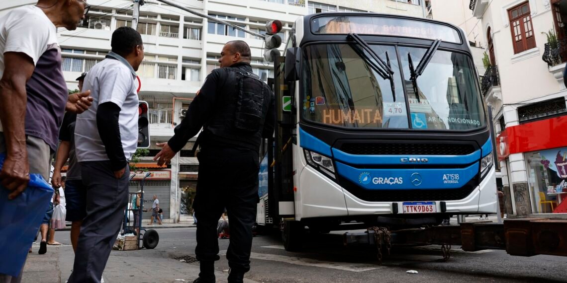 rio:-mais-de-50-onibus-viraram-barricada;-transporte-esta-afetado