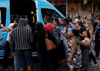 “entrei-na-estacao-para-fugir-dos-tiros”,-conta-moradora-do-rio