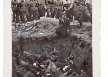 Professor nazista de foto icônica é identificado por IA depois de 84 anos